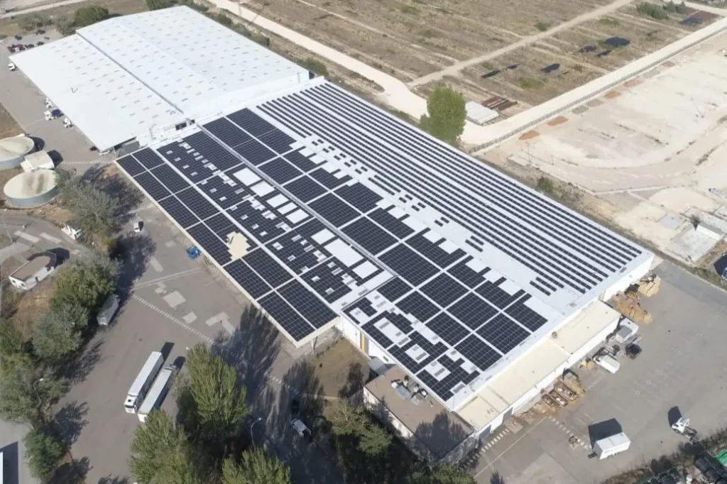 Nave industrial con placas solares