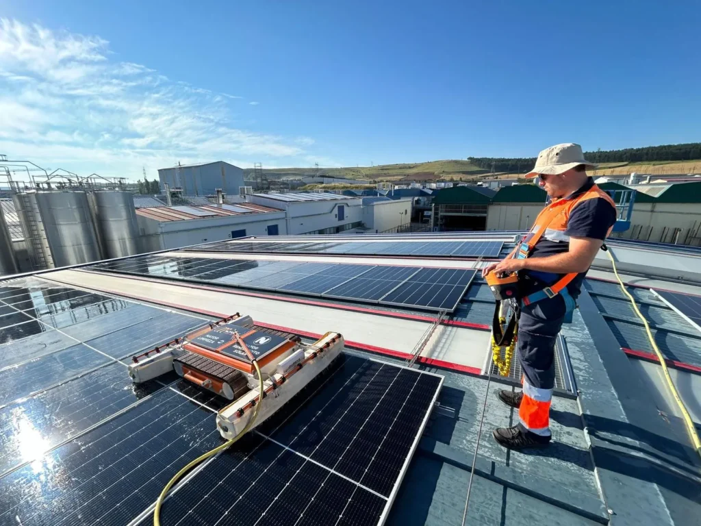 Operario con mantenimiento de placas solares